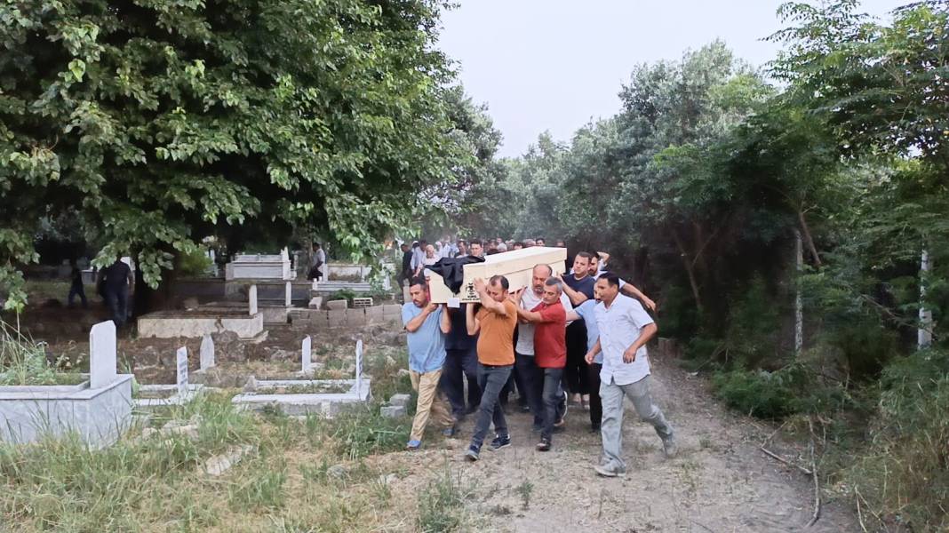 Konya Karapınar’daki kaza kurbanı genç kadına acı veda 9